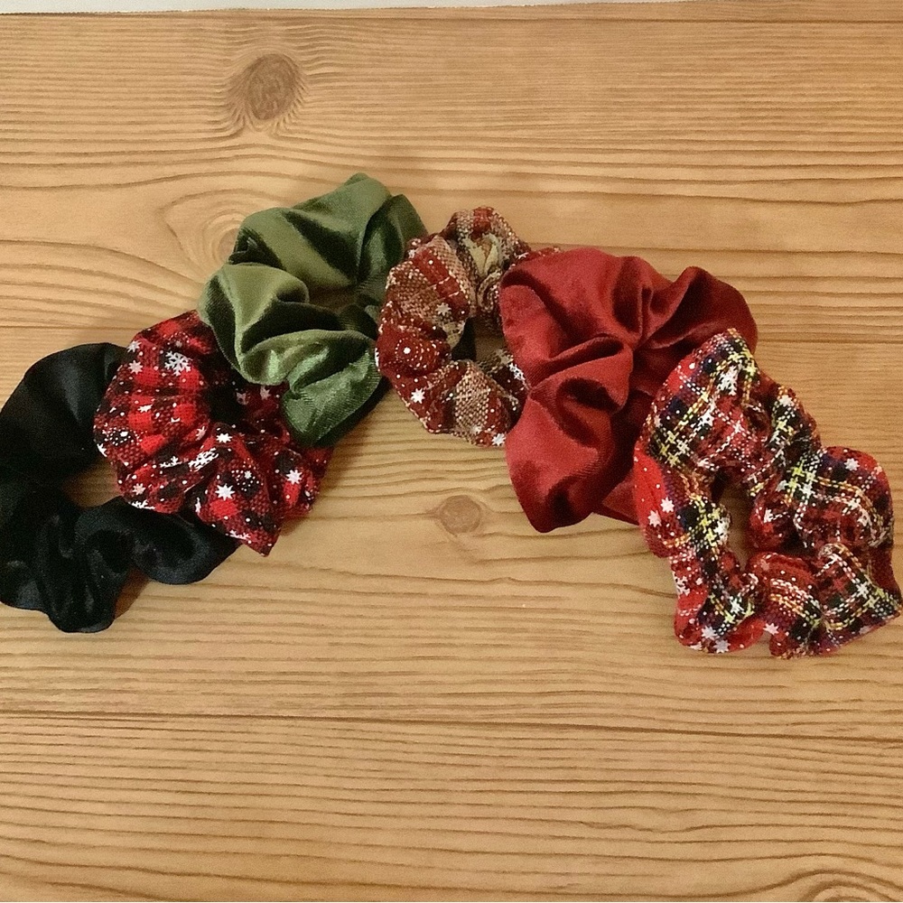 NWOT. 6pack Scrunchies.   Size Adult